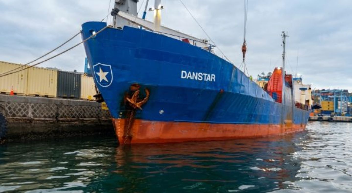 Buque Danstar de Easter Island Logistics zarpa de puerto de Valparaíso rumbo a Región de Magallanes.