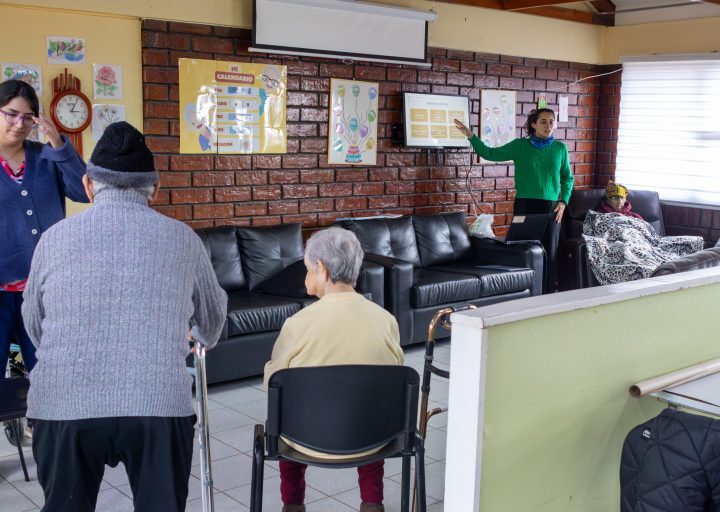 Taller de Fomento Lector LEO cerró en el ELEAM de Puerto Natales fortaleciendo memoria y participación de las personas mayores.