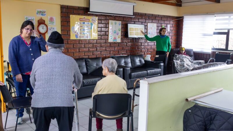 Taller de Fomento Lector LEO cerró en el ELEAM de Puerto Natales fortaleciendo memoria y participación de las personas mayores.