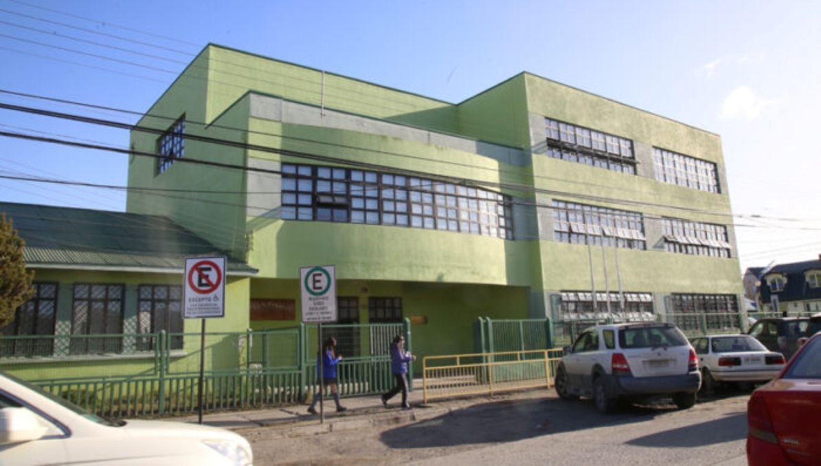 Profesores de la Escuela Portugal de Punta Arenas rechazan enérgicamente recorte presupuestario en educación pública.