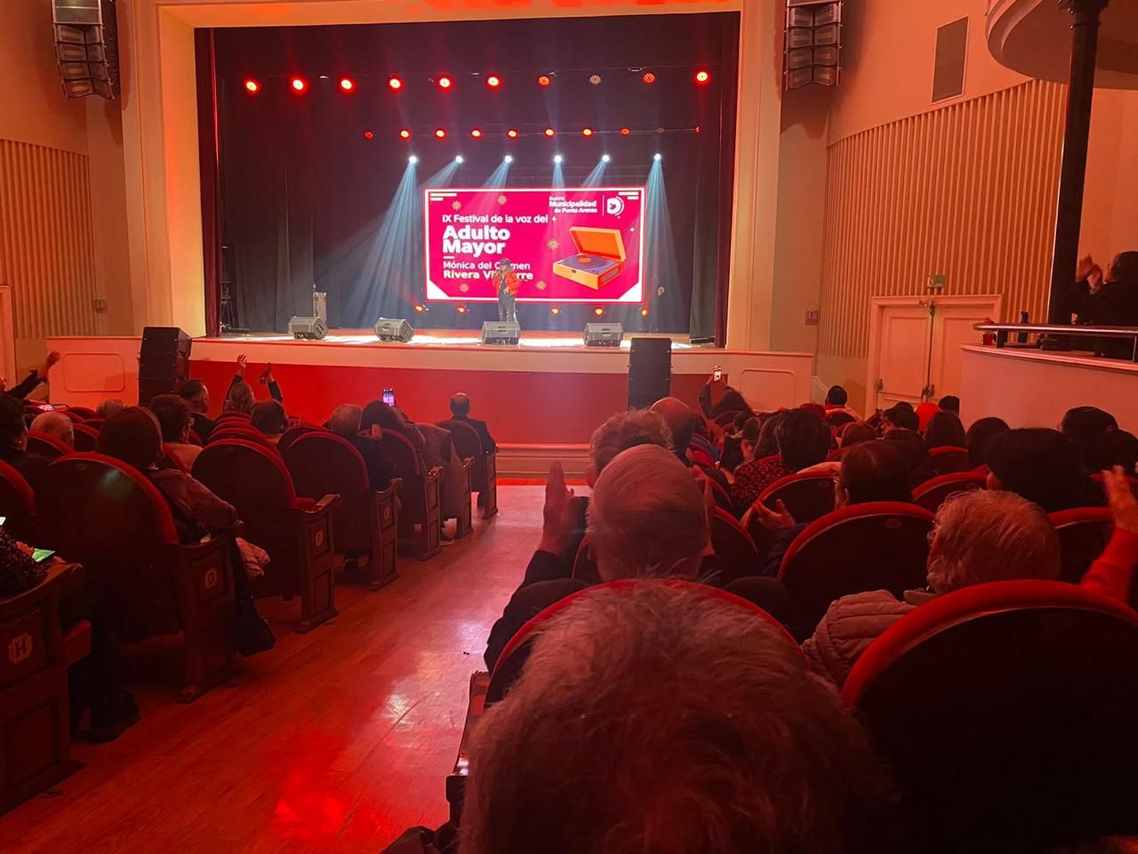 Emilio Valdés se coronó ganador del IX Festival de la Voz del Adulto Mayor de Punta Arenas.