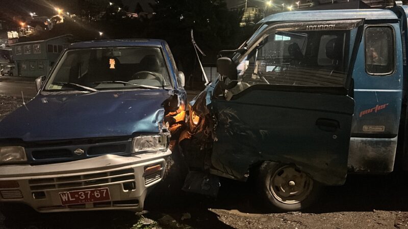 Conductor en estado de ebriedad chocó tres vehículos y fue retenido por vecinos en sector Río de la Mano
