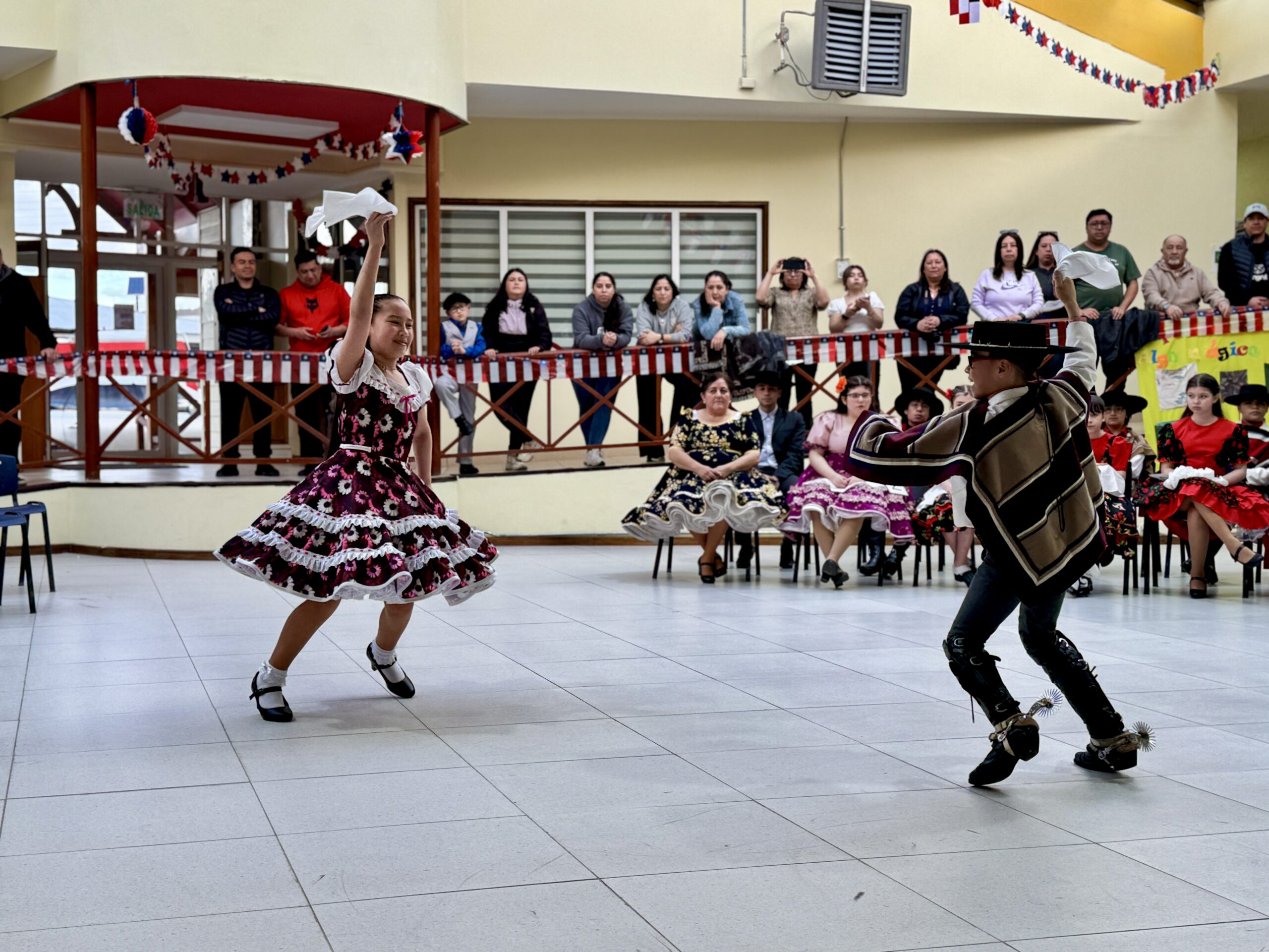 La Escuela Diego Portales celebró con éxito su Primer Campeonato de Cueca en Laguna Blanca.