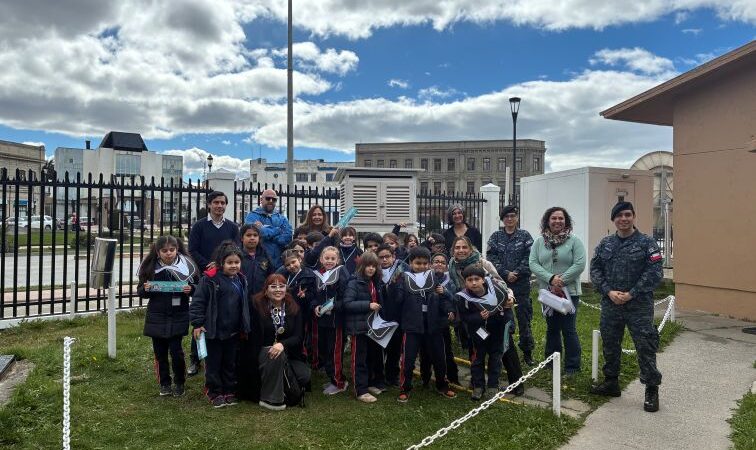 Estudiantes del Colegio Británico de Punta Arenas conocieron la labor de los meteorólogos navales en Magallanes.