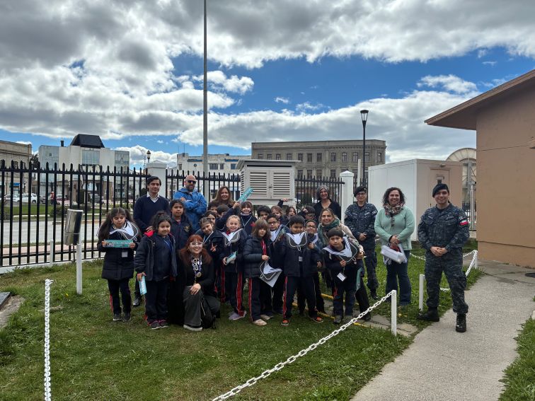 Estudiantes del Colegio Británico de Punta Arenas conocieron la labor de los meteorólogos navales en Magallanes.