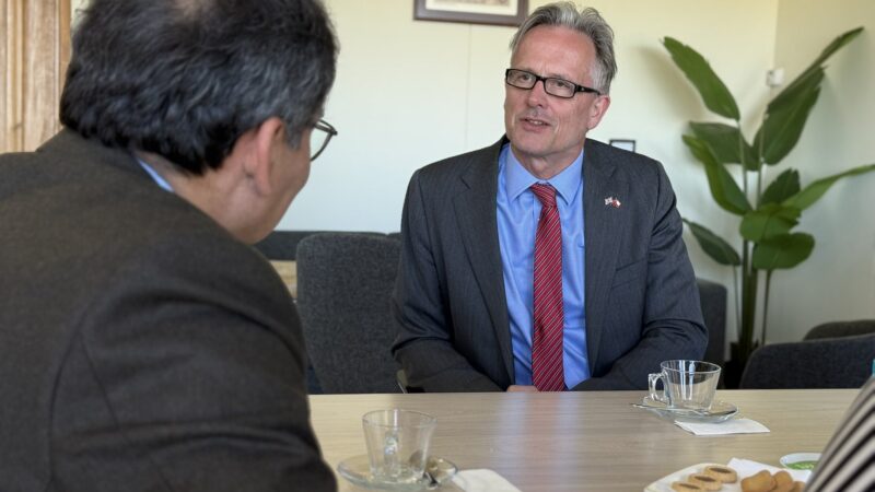 Embajador de Gran Bretaña concluye visita a Punta Arenas destacando colaboración científica en cambio climático con la Universidad de Magallanes y el Centro CHIC.
