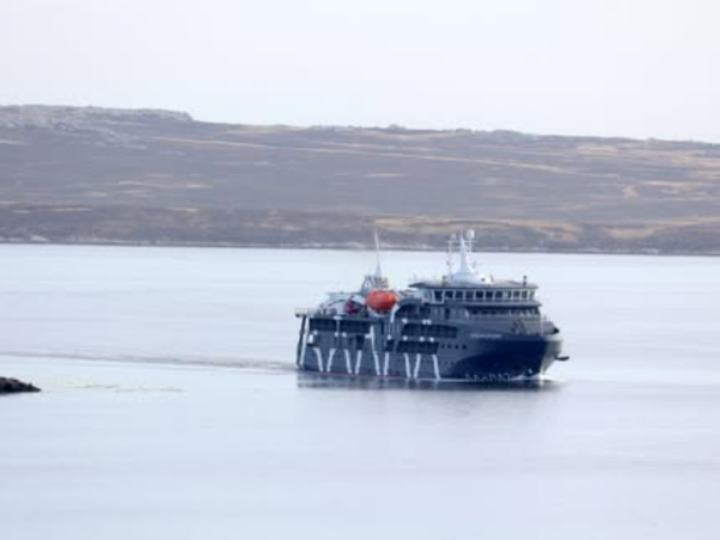 Cálido recibimiento en Port Stanley a crucero turístico Magellan Explorer.
