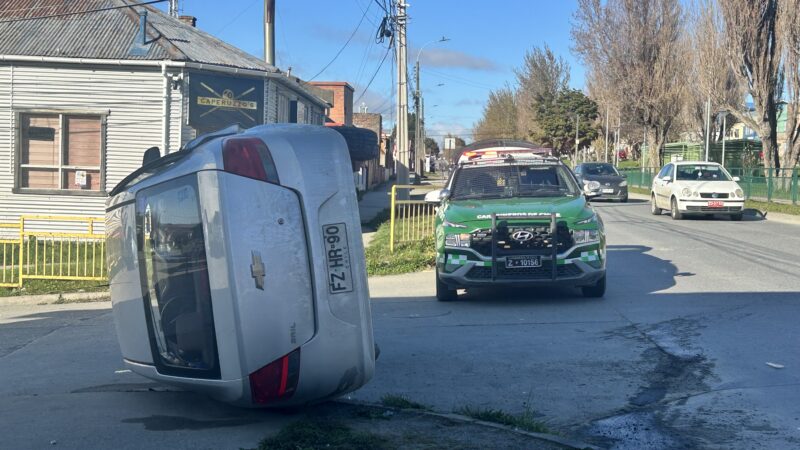 Dos personas lesionadas tras violenta colisión con posterior volcamiento en el sector sur de Punta Arenas