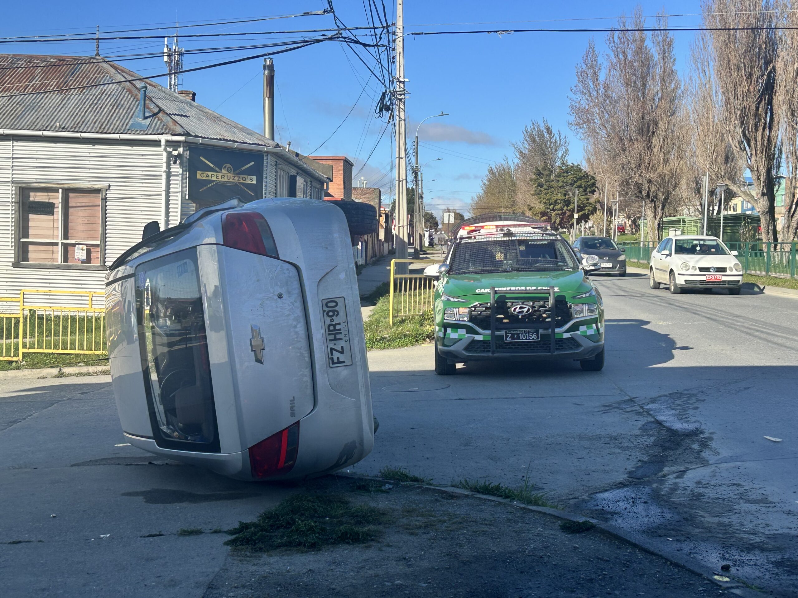Dos personas lesionadas tras violenta colisión con posterior volcamiento en el sector sur de Punta Arenas