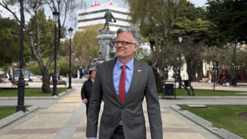 Embajador del Reino Unido visita Punta Arenas y aborda oportunidades de cooperación antártica