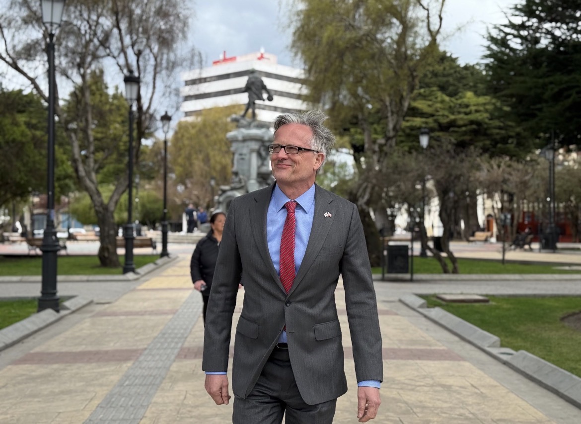 Embajador del Reino Unido visita Punta Arenas y aborda oportunidades de cooperación antártica