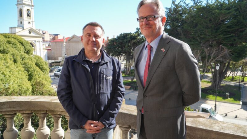 Alcalde Radonich se reúne con Embajador británico en Punta Arenas