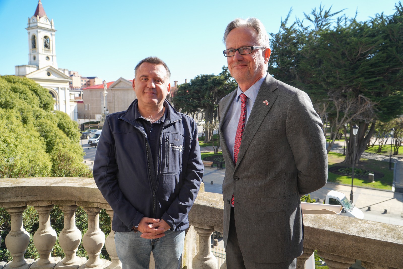 Alcalde Radonich se reúne con Embajador británico en Punta Arenas