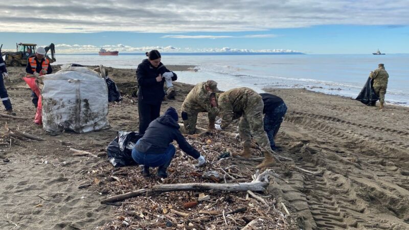 Personal de la Armada y Municipio participan en la recuperación del borde costero de Punta Arenas tras el temporal.