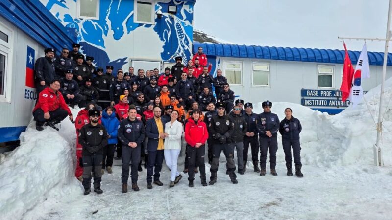 Científicos protagonizan el primer matrimonio chileno en la Antártica luego de 16 años.