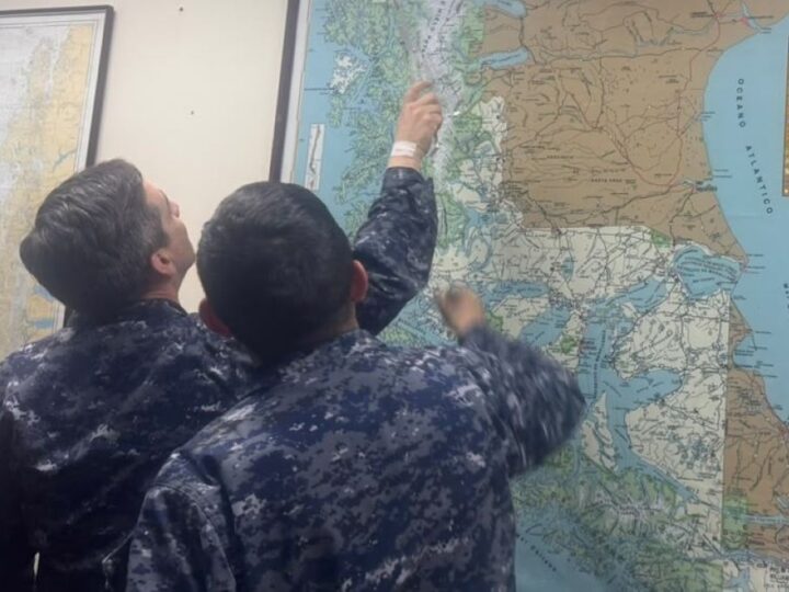 Armada de Chile inicia búsqueda de lancha a motor tras pérdida de contacto en sector Angostura Inglesa.
