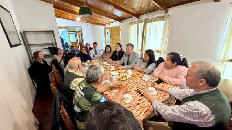 Autoridades de Puerto Williams retoman encuentros con residentes chilenos en Ushuaia para fortalecer la integración austral.