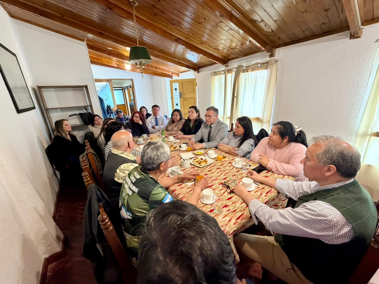 Autoridades de Puerto Williams retoman encuentros con residentes chilenos en Ushuaia para fortalecer la integración austral.