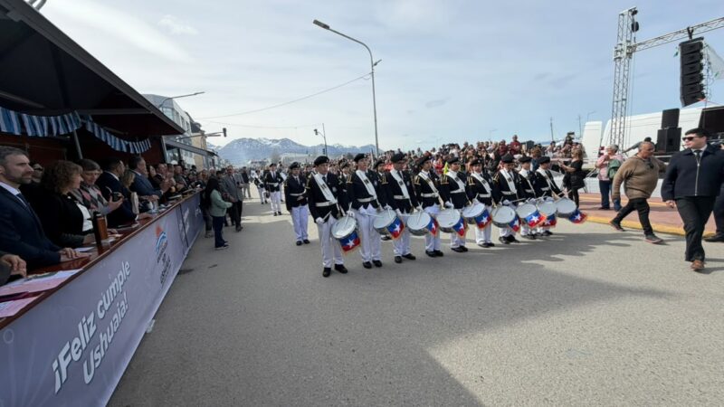 En ceremonia del 142° aniversario de Ushuaia participa banda del Liceo McIntyre de Puerto Williams.