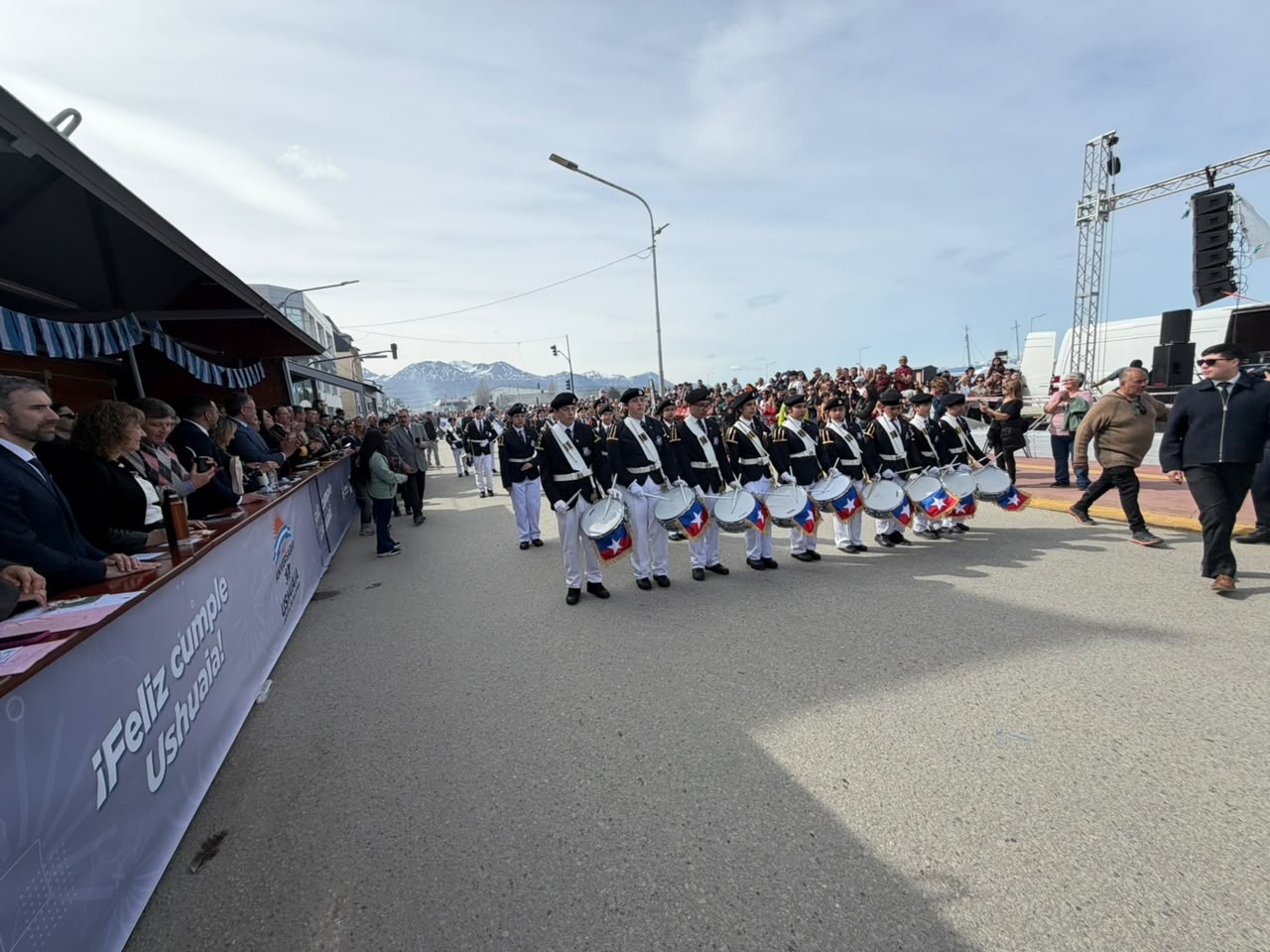 En ceremonia del 142° aniversario de Ushuaia participa banda del Liceo McIntyre de Puerto Williams.