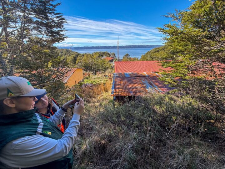 SENAPRED y CONAF evalúan construcción de cortafuegos para proteger viviendas de Puerto Toro.
