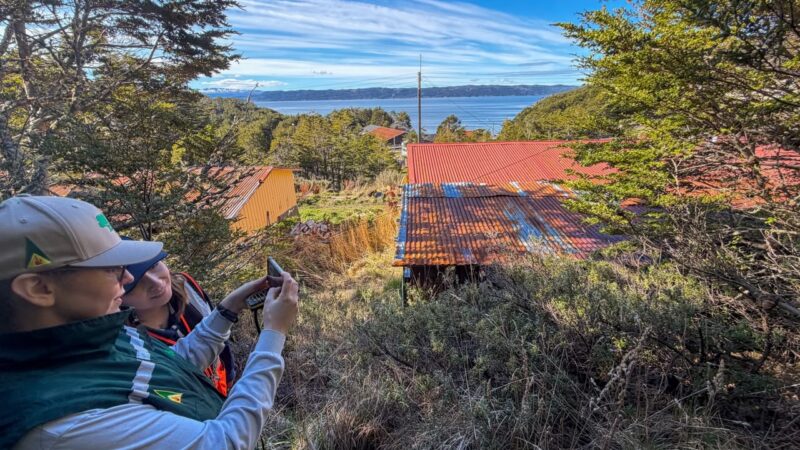SENAPRED y CONAF evalúan construcción de cortafuegos para proteger viviendas de Puerto Toro.