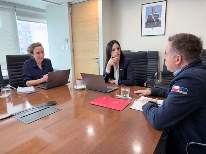 Alcalde Claudio Radonich y ministra Toledo coordinan acciones para enfrentar desafíos ambientales.