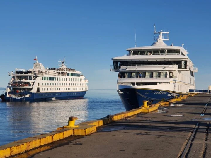 Cruceros Stella Australis y Ventus Australis concretan su primera recalada simultánea de la temporada en Punta Arenas.