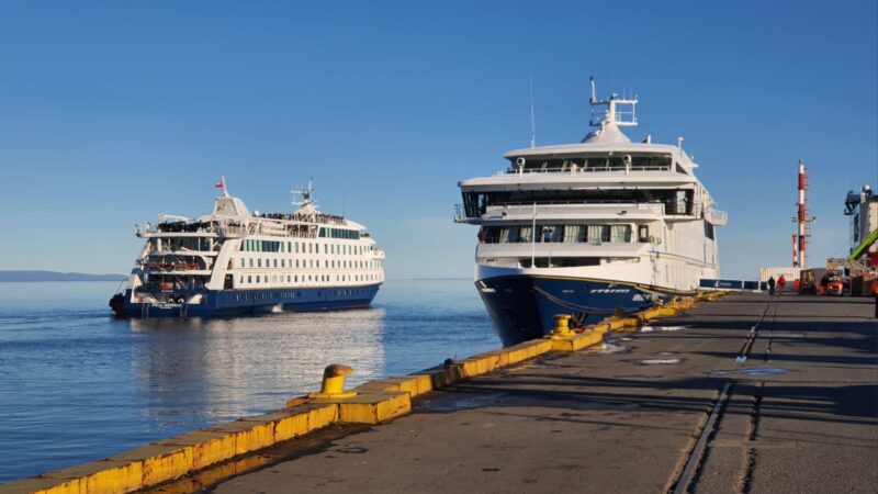 Cruceros Stella Australis y Ventus Australis concretan su primera recalada simultánea de la temporada en Punta Arenas.