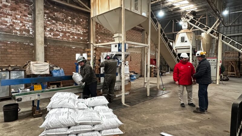 SEREMI de Energía visita planta regional de pellet y destaca su aporte al abastecimiento energético y la economía circular en Magallanes.
