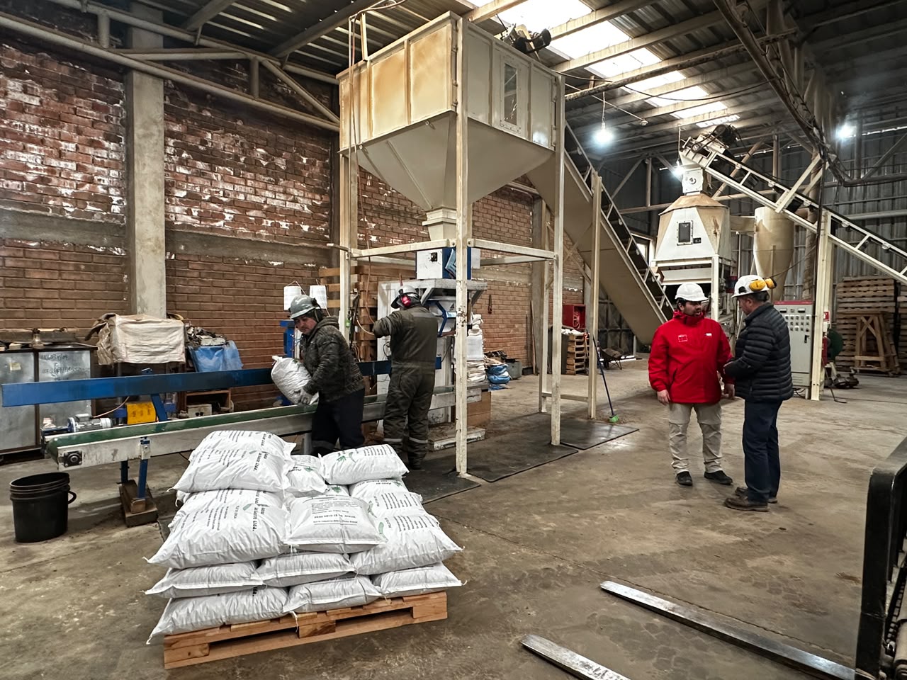 SEREMI de Energía visita planta regional de pellet y destaca su aporte al abastecimiento energético y la economía circular en Magallanes.