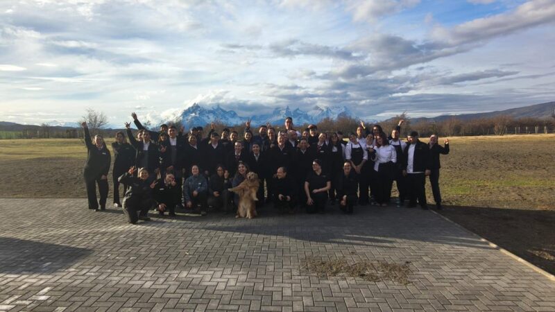 Turismo y empleo formal: Seremi del Trabajo lleva orientación laboral a trabajadores de Hotel Río Serrano.