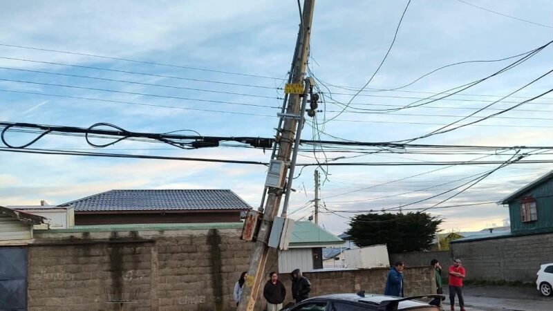 Choque contra un poste deja a más de mil clientes afectados por corte de luz en Punta Arenas.