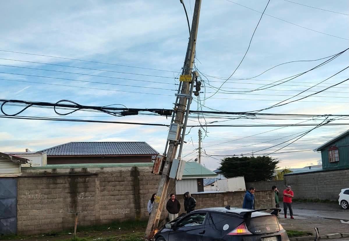 Choque contra un poste deja a más de mil clientes afectados por corte de luz en Punta Arenas.