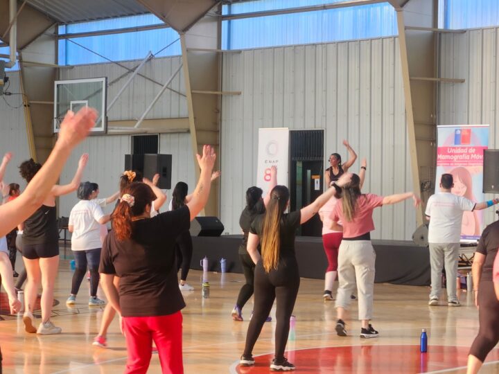 Más de un centenar de mujeres se sumaron con energía en Punta Arenas a la prevención del cáncer de mama.