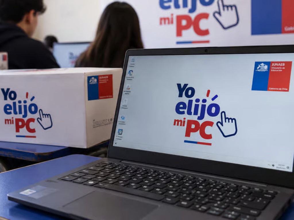 «Yo Elijo mi PC»: la entrega de computadores a alumnos de 7° Básico en la Educación Primaria en Chile.