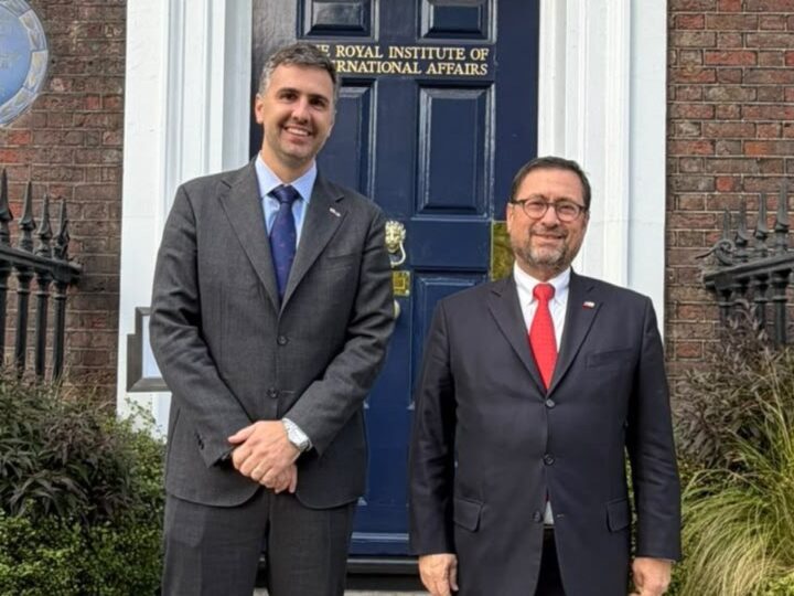 Canciller Francisco Pérez Mackenna analizó situación geopolítica global y prioridades de Chile en conversatorio en Chatham House en Londres.
