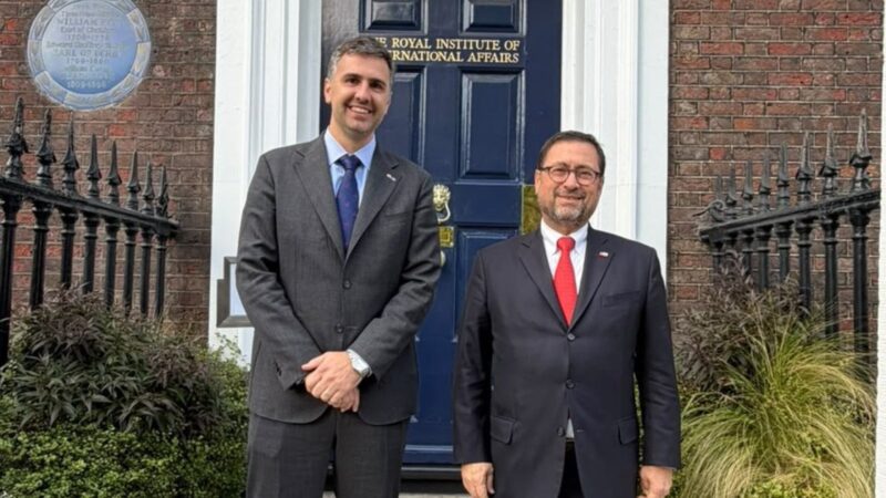 Canciller Francisco Pérez Mackenna analizó situación geopolítica global y prioridades de Chile en conversatorio en Chatham House en Londres.