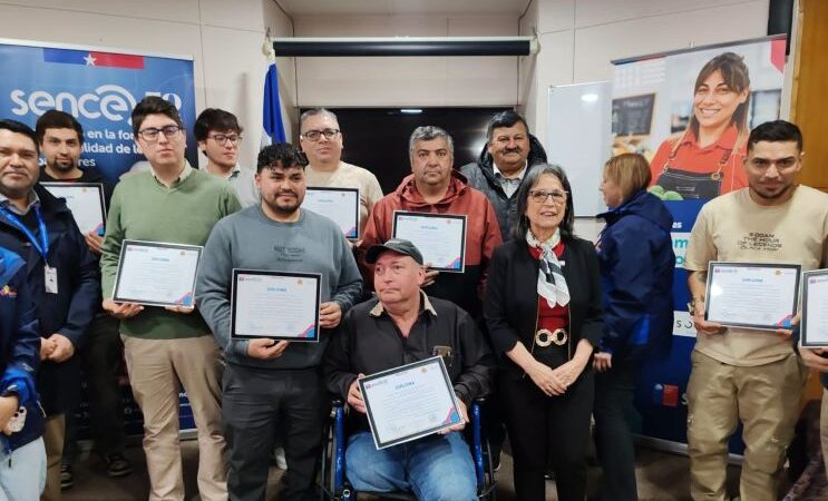 Catorce vecinos de Porvenir se certifican con éxito en curso de Mecánica Básica Automotriz.