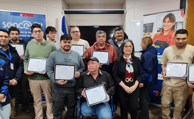 Catorce vecinos de Porvenir se certifican con éxito en curso de Mecánica Básica Automotriz.