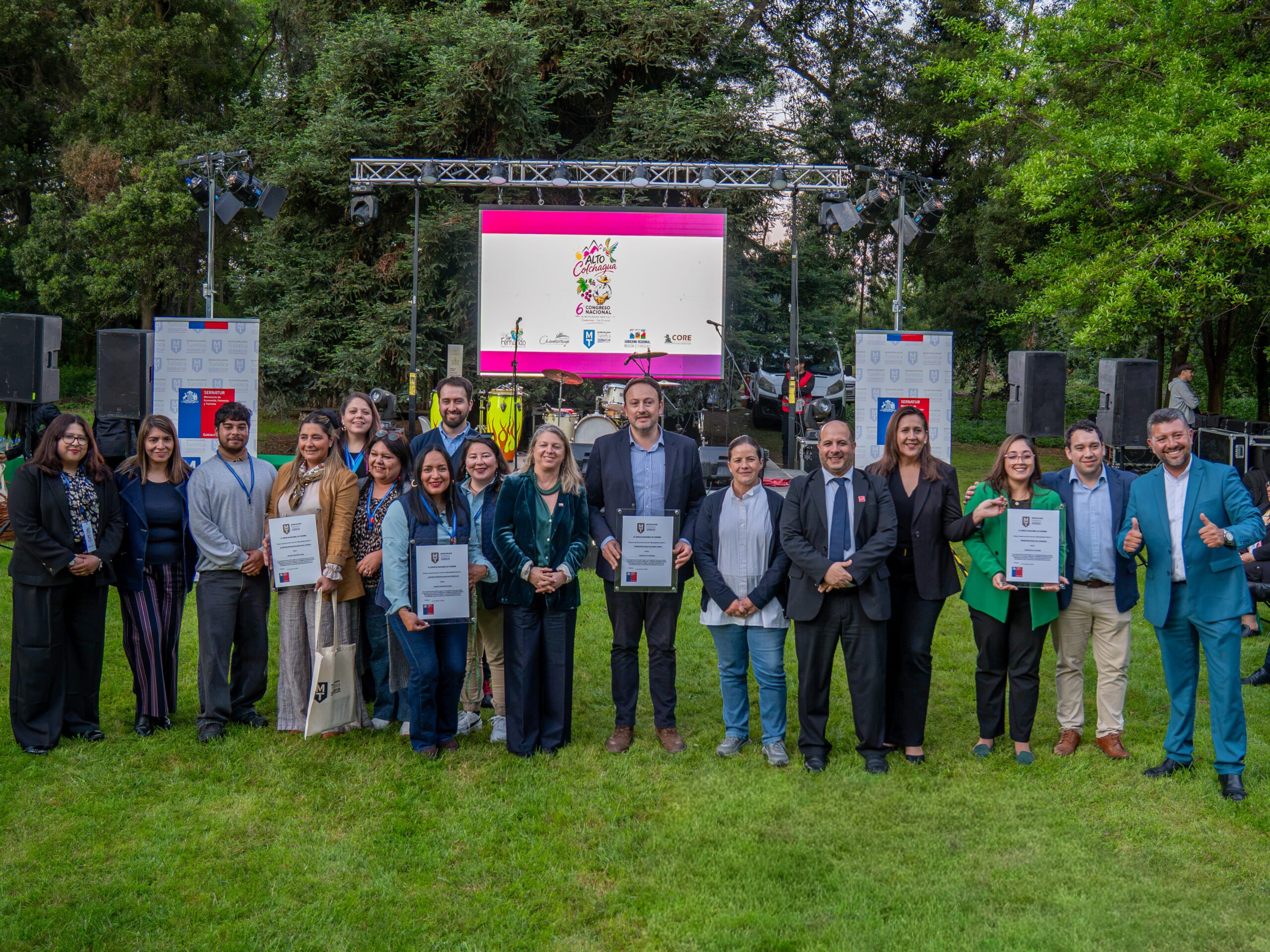 38 municipios reciben Distinción Turística durante clausura del Congreso de Municipalidades Turísticas de SERNATUR.