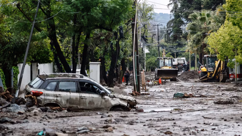 Desvastador aluvión de agua y lodo en la comuna de Las Condes moviliza todos los recursos, servicios e instituciones del Estado.