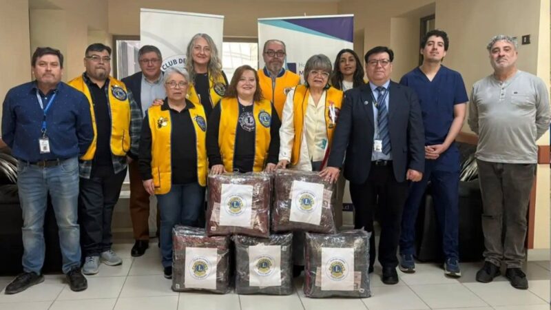 Club de Leones Punta Arenas donó 30 frazadas para usuarios de la Unidad de Emergencia del Hospital Clínico de Magallanes.