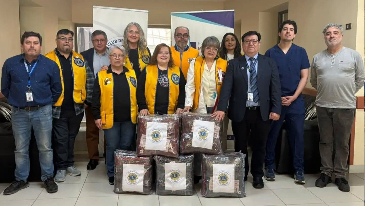 Club de Leones Punta Arenas donó 30 frazadas para usuarios de la Unidad de Emergencia del Hospital Clínico de Magallanes.