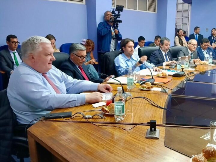 Senador Kusanovic exige a ministra de Salud fortalecer la formación de médicos en Regiones Extremas y agilizar el reconocimiento de títulos extranjeros