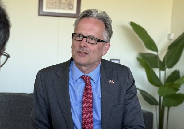 Embajador de Reino Unido en Chile afirma que ruta marítima hacia islas Flakland es una iniciativa privada
