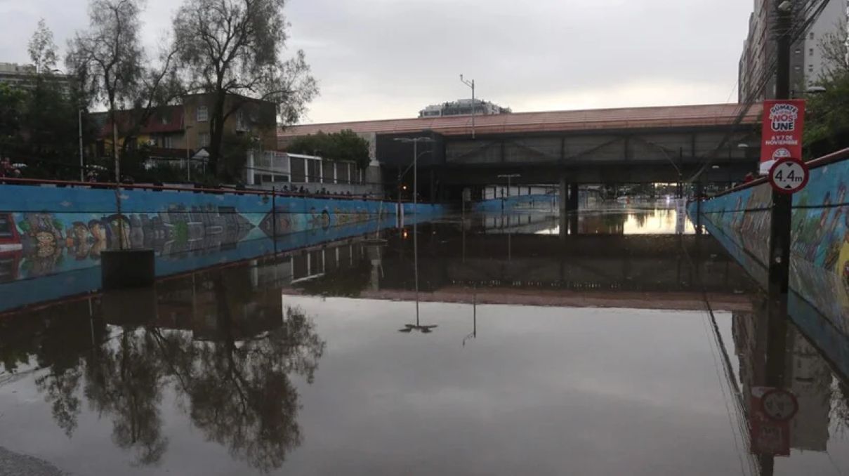 Violento temporal de lluvia y granizos dejó calles inundadas, clases suspendidas y cortes de energía eléctrica en la región Metropolitana.