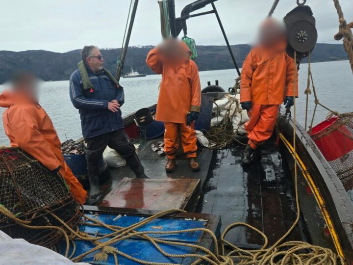 Fiscalizan embarcaciones en operativo contra la extracción ilegal de centolla en Magallanes.