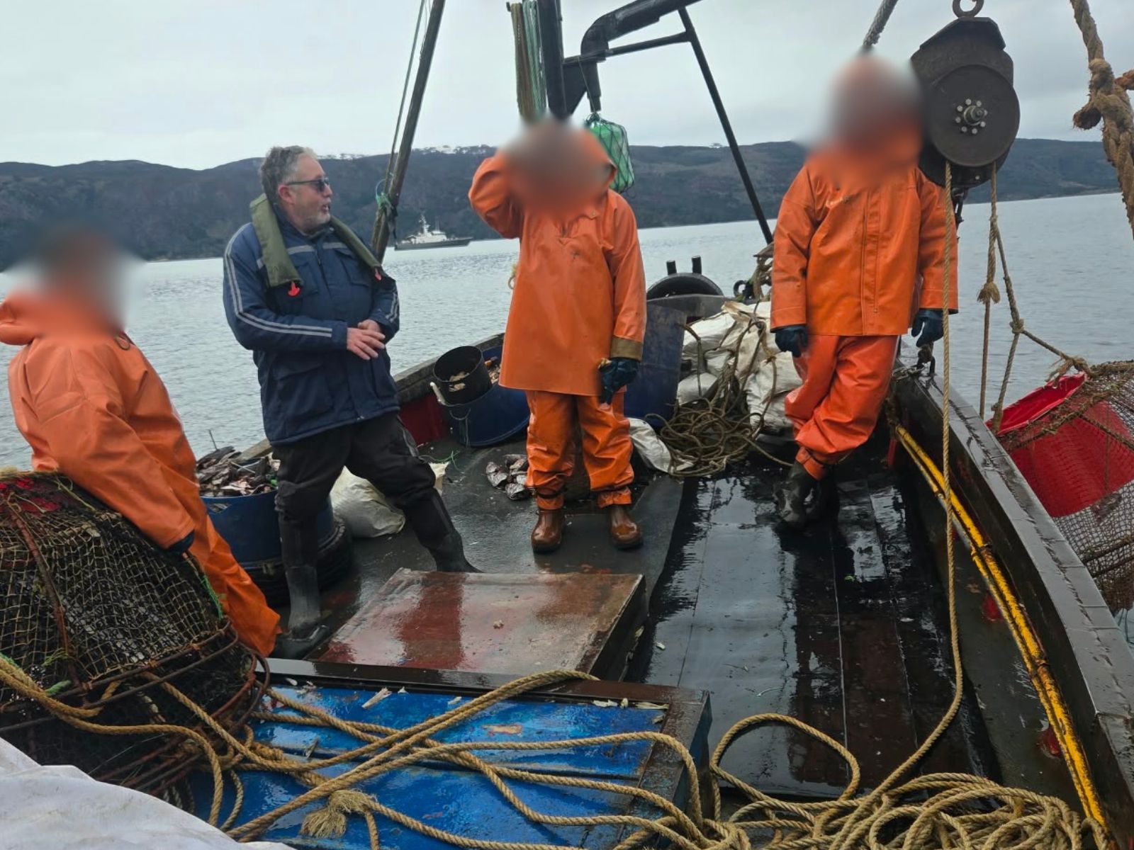 SERNAPESCA y Armada fiscalizan embarcaciones en operativo contra la extracción ilegal de centolla en Magallanes.