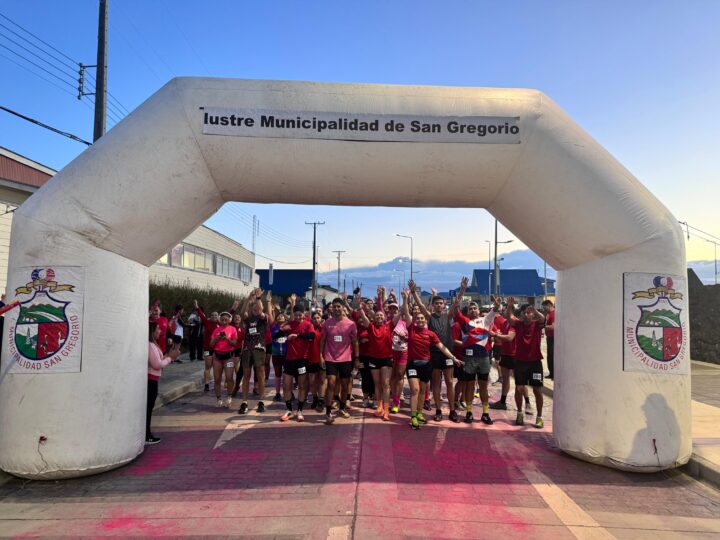 Comuna de San Gregorio reunió a 96 participantes en Carrera Nocturna por la Prevención del Cáncer de Mama.